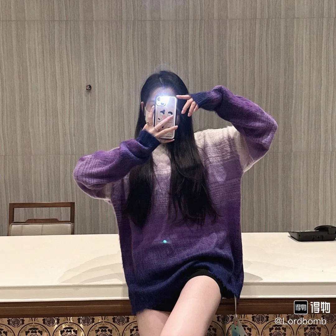 ♻️💯Upper body reference model picture❤️New top-quality proven version OFFWHITE (OW) gradient mohair striped arrow sweater hoodie gradient rendering arrow couple sweater Mohair (English Mohair; Turkish: MUKHYAR) refers to the coat of Angora goats, also known as Angora goat hair. The name comes from Turkish, meaning "the best hair". It has good elasticity, pressure resistance and special luster. It is an excellent raw material for making plush fabrics and one of the most advanced animal textile fiber raw materials in the world market. Mohair has a shape similar to long wool. The fiber surface is smooth, strong luster, high strength, good elasticity, less curl, and easy to wash. Mohair can be used in jacquard blankets, long-haired coats and high-gloss wool fabrics. Mohair sweaters from ow are released every year🛒 The same style and ever-changing colors. There is really no girl who doesn’t love it. It is super suitable for wearing under a down jacket in winter without being bulky! If the lower body is missing, their favorite os version🙋🏻‍♀️ intuitively adds natural softness and fairy beauty effect, which is the best choice! The upper body is lightweight and does not weigh down the body while keeping warm. The sleeves and the gradient arrow parts on the back are repeatedly patterned until the gradient level is satisfied before large-scale products are released. The craftsmanship is extremely demanding. Each sweater is woolen at least ten times to give it a plush, thick feel and good fluffiness! ✅ Fabric composition: 50% mohair 32 spandex 18% wool, three-level anti-pilling Color: black and white gradient Sizes Mohair is lighter and softer, so be careful not to machine wash it, not machine washable! ! emphasize! !  ⚠️Hand wash with warm water and cold water P:440